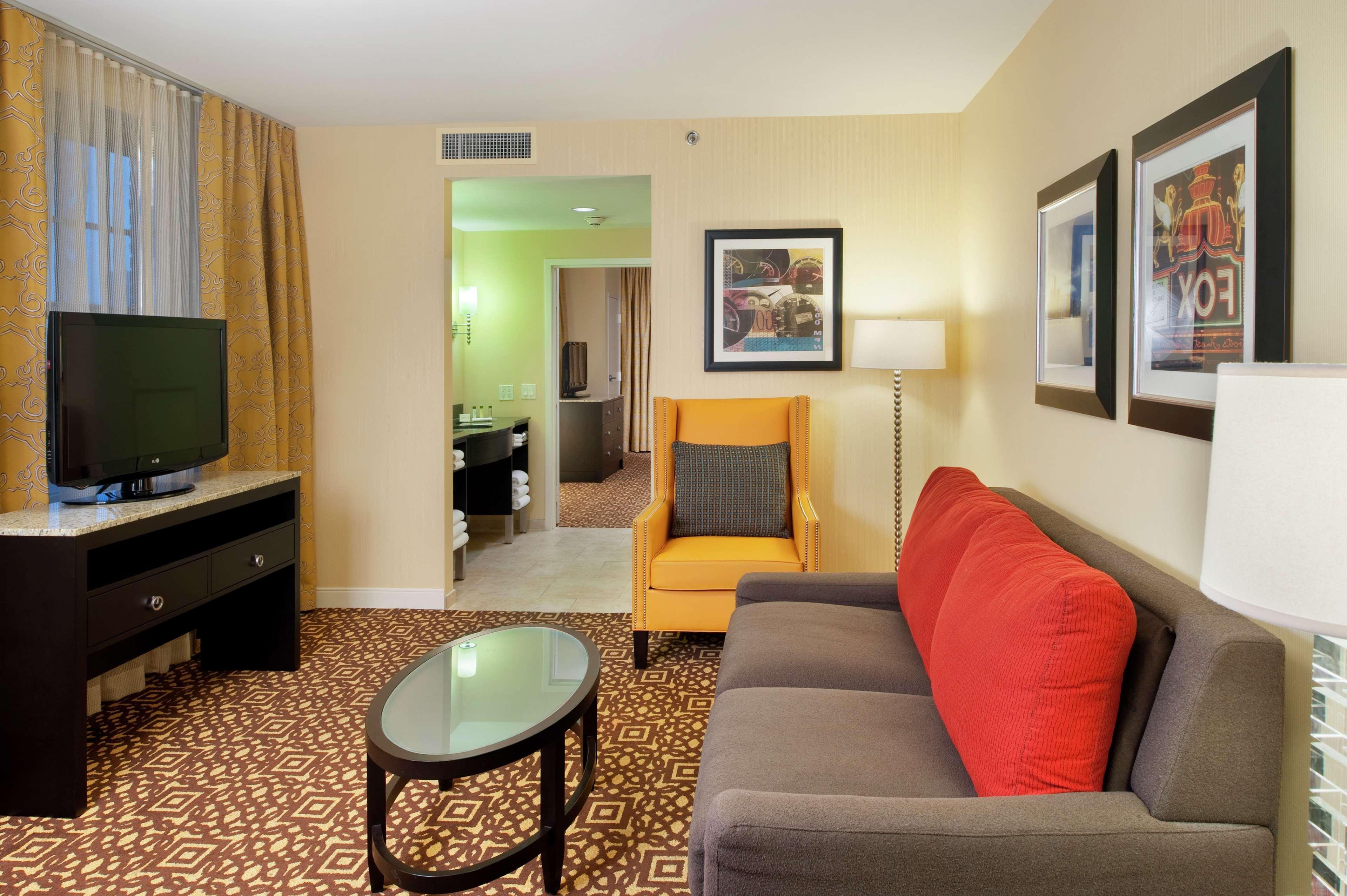 Doubletree Suites By Hilton Hotel Detroit Downtown - Fort Shelby Екстер'єр фото