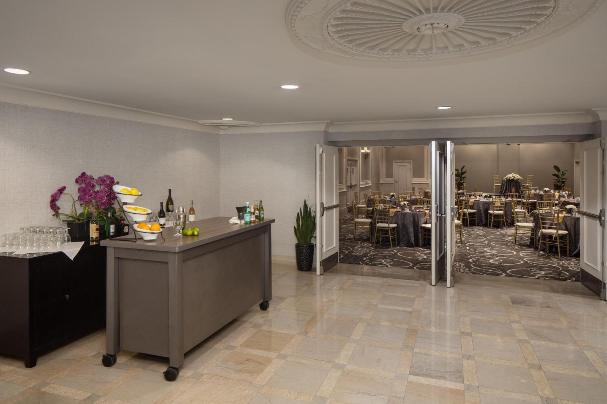 Doubletree Suites By Hilton Hotel Detroit Downtown - Fort Shelby Екстер'єр фото
